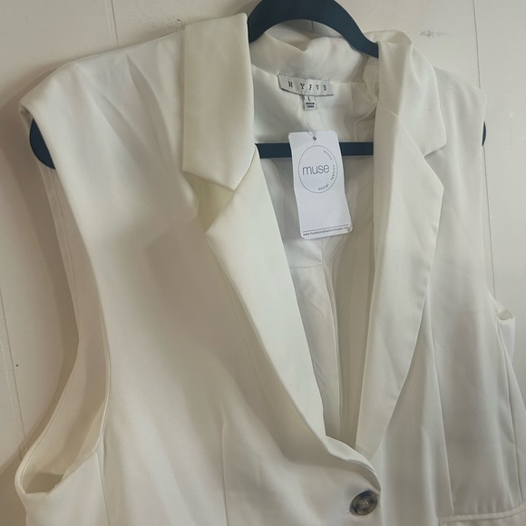 HYFVE Muse Brand. Size L, BNWT Women's White Vest, pockets, tortoise buttons - Picture 6 of 11
